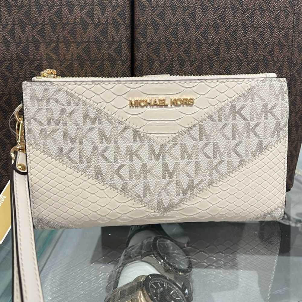 MICHAEL KORS JST LG DOUBLE ZIP WRISTLET WALLET PHONE HOLDER
Light Cream
NWT